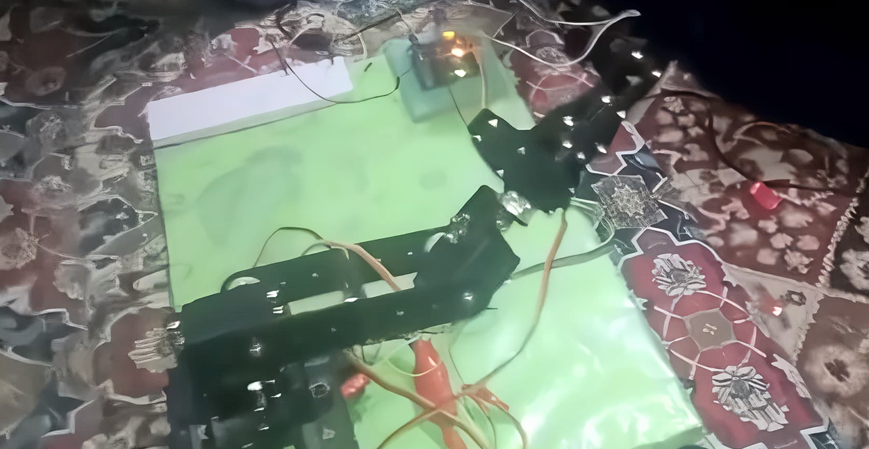 Robotic arm end-effector gripper gripping closed